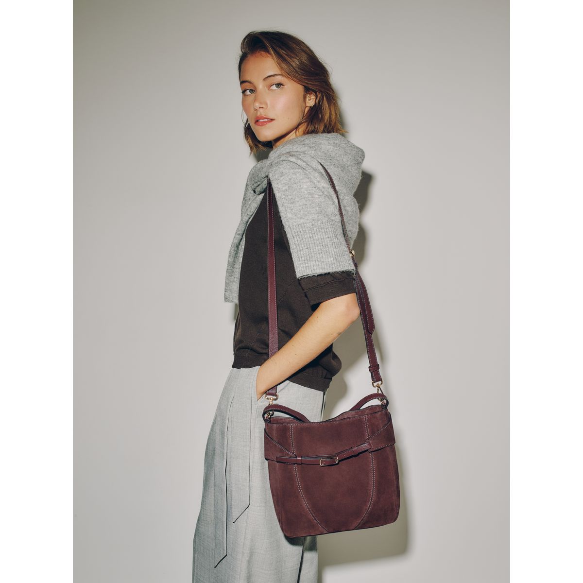 Sac à main style besace en daim ceinture rouge bordeaux, NEXT
