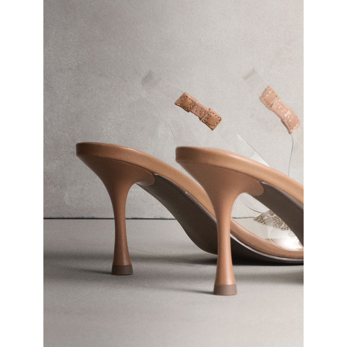 Chaussures à talon, bride arrière et nœud nu/argent, NEXT