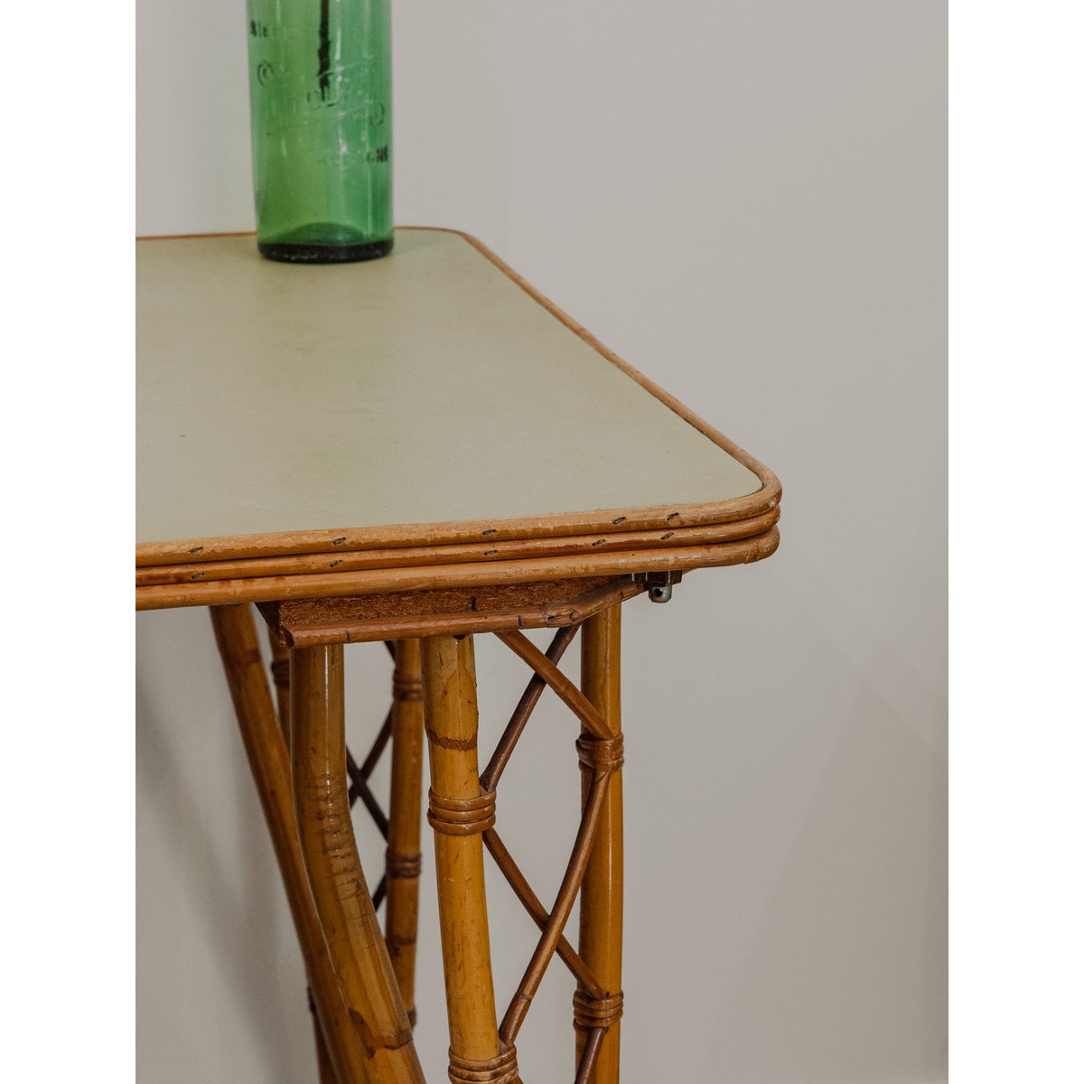 Table à manger en rotin et vert d'eau Romy N°1296 - Bon état bois clair, DEBONGOUT