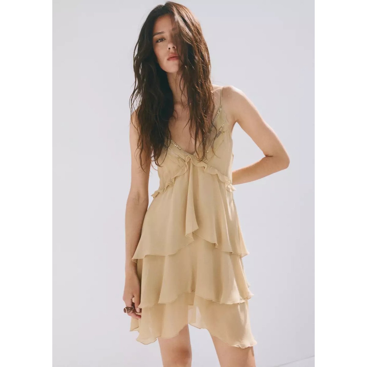 Robe à volants détail perles beige, MANGO