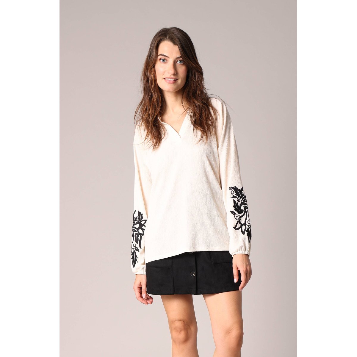 Blouse fluide avec broderies contrastées sur les bras ZOYA cream, DEELUXE