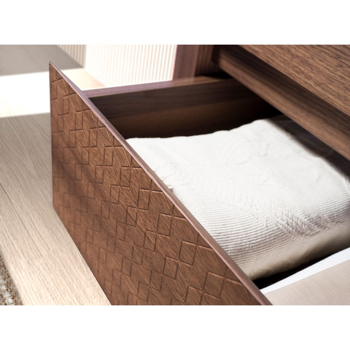 Chiffonnier en noyer et acier foncé métallisé avec plan en marbre porcelaine blanc | acier foncé | noyer, ANGEL CERDA