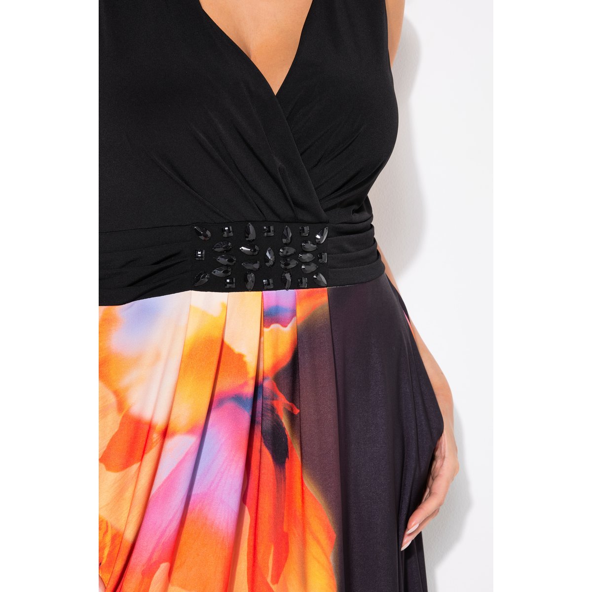 Robe maxi sans manches. Motif fleurs XL. noir, ULLA POPKEN