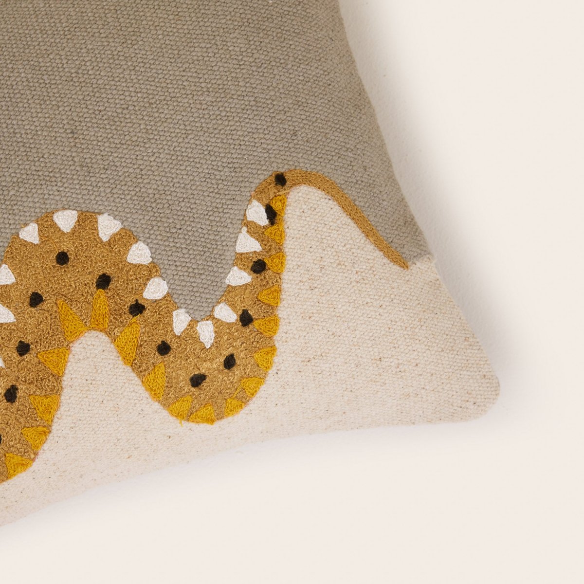 Housse De Coussin en Coton rebrodé d'un serpent en chaînette TEOTI naturel et python doré, MADURA
