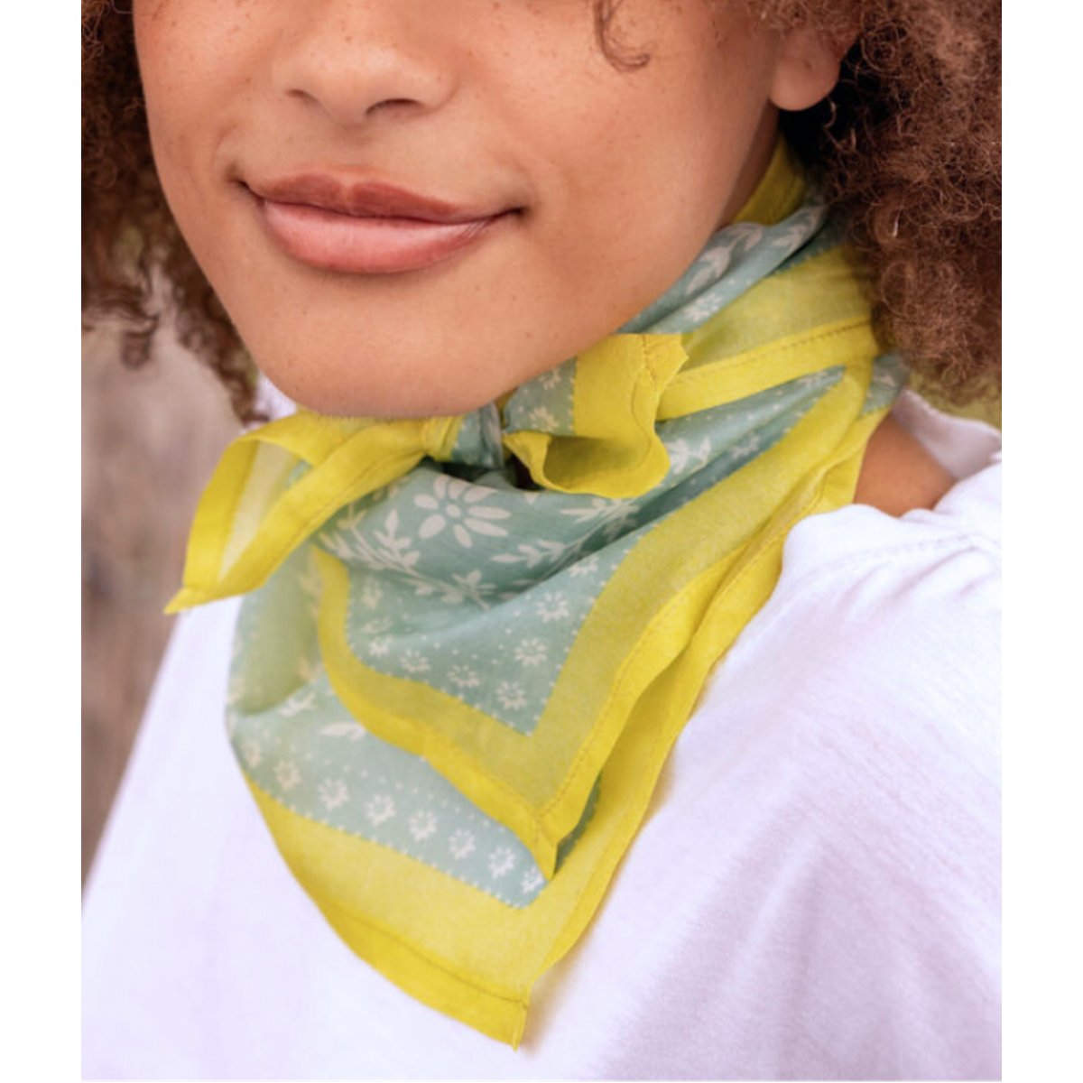 Grand foulard en soie imprimé KARMA bleu ciel, BINDI ATELIER