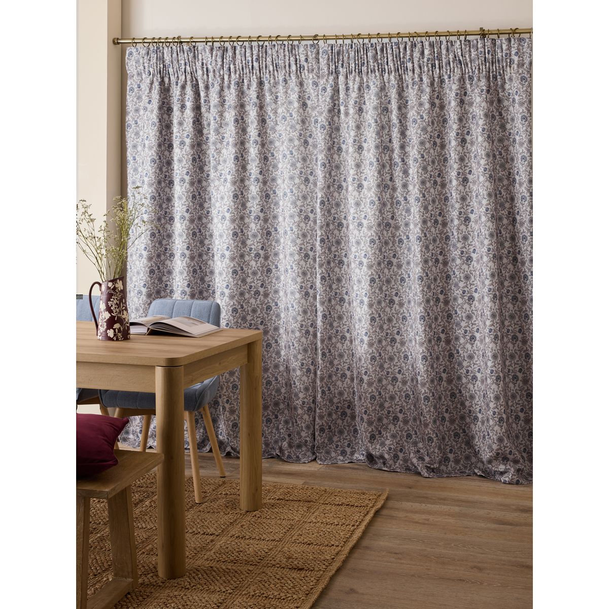 Rideaux doublés en chenille à plis et fleurs naturel/bleu, NEXT