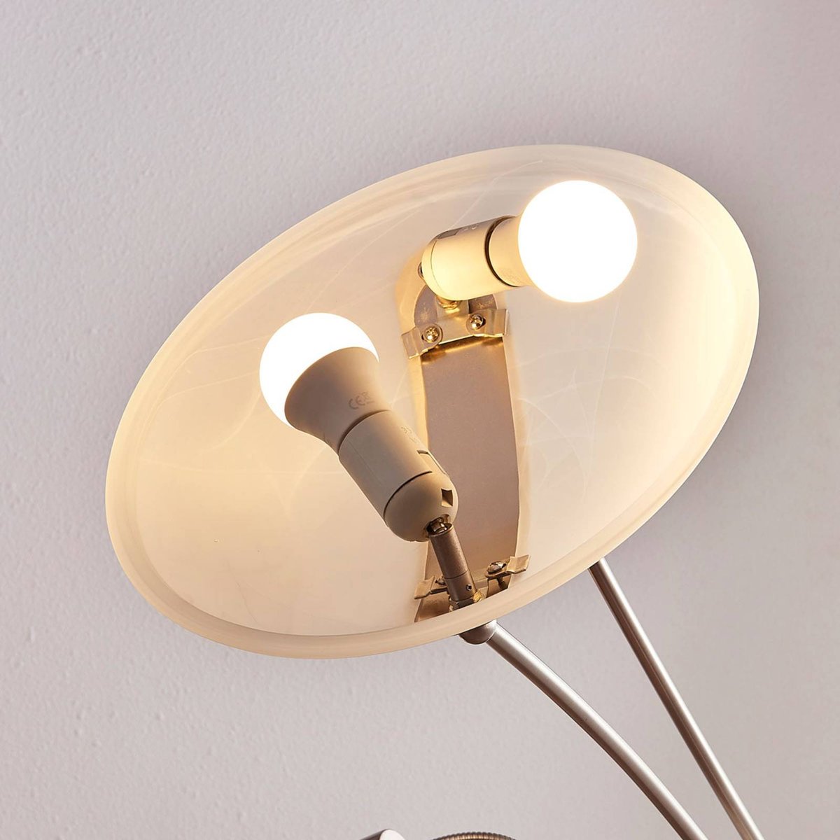 Lampadaire en métal moderne, Felicia nickel satiné, blanc albâtre, LINDBY