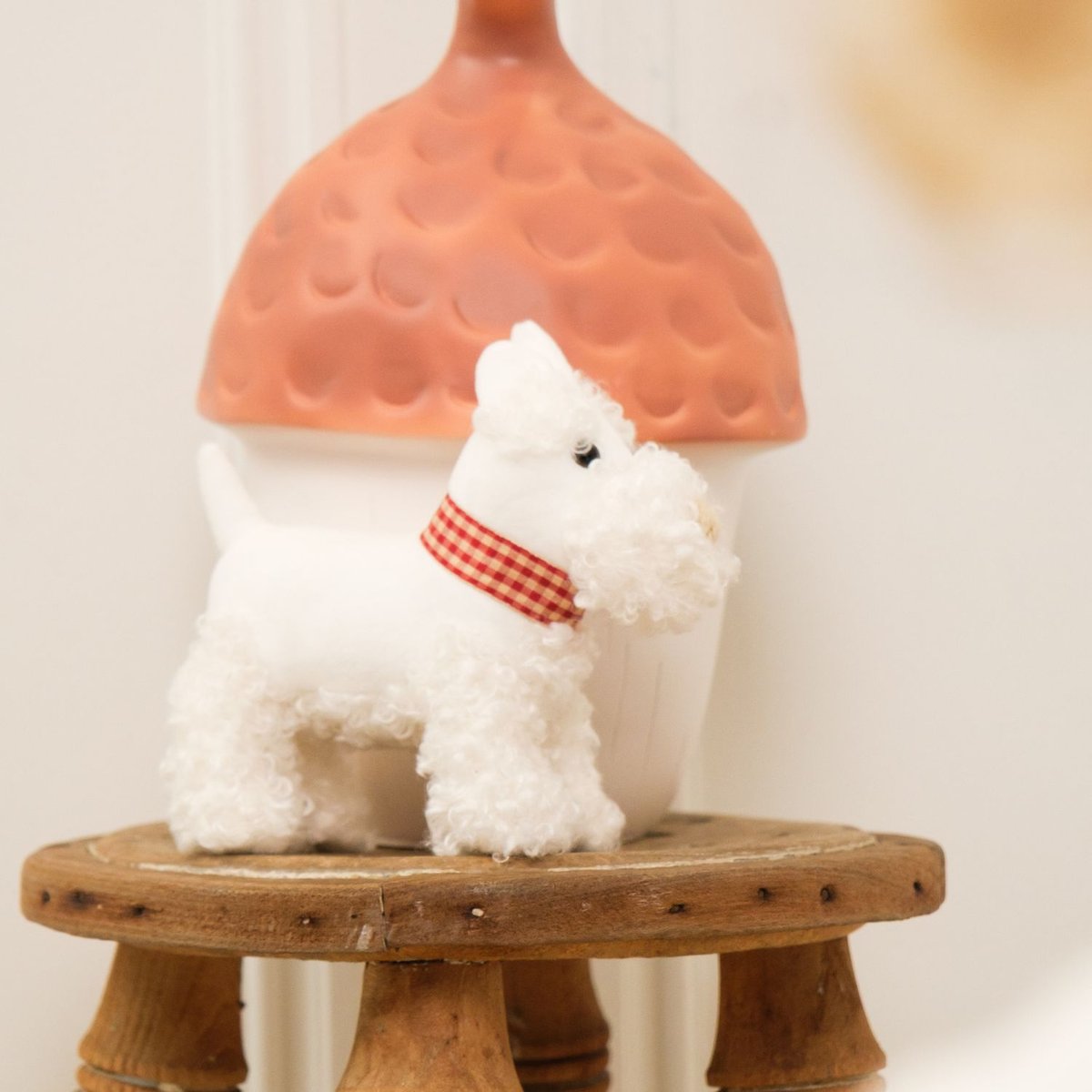 Peluche Lola le terrier blanc, rouge, beige, EGMONT TOYS