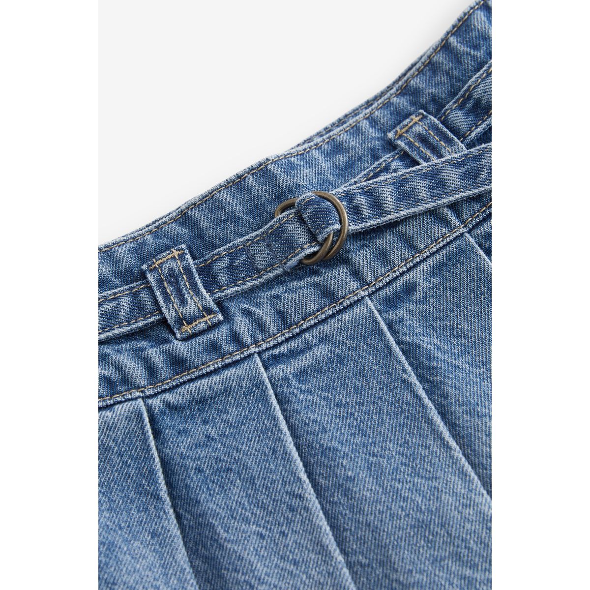 Jupe plissée en denim bleu moyen, NEXT