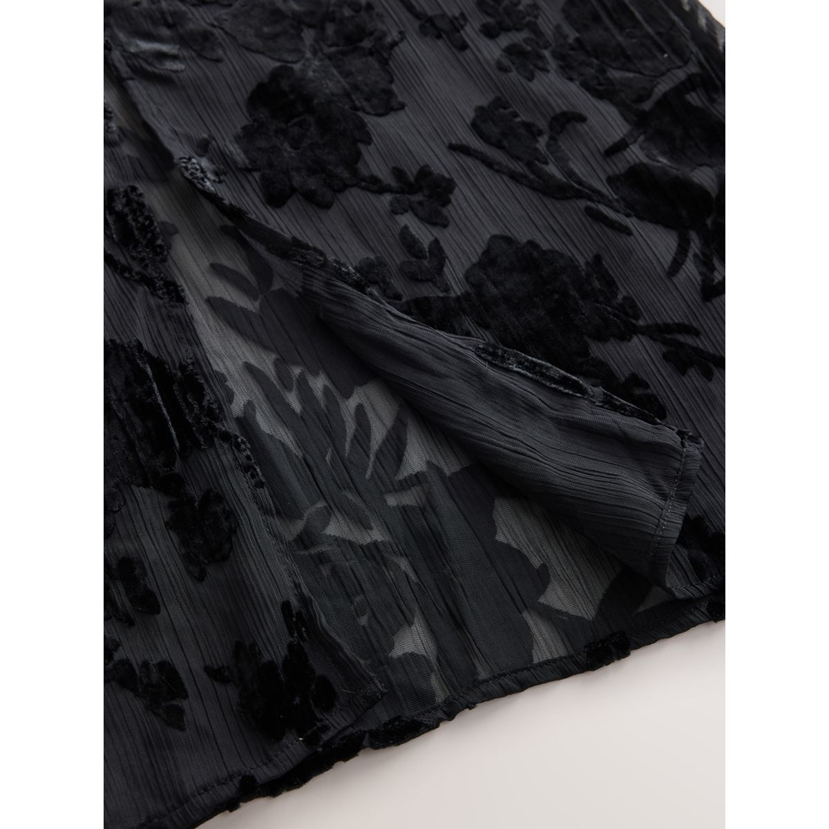 Jupe mi-longue en tissu dévoré à fleurs noir, NEXT
