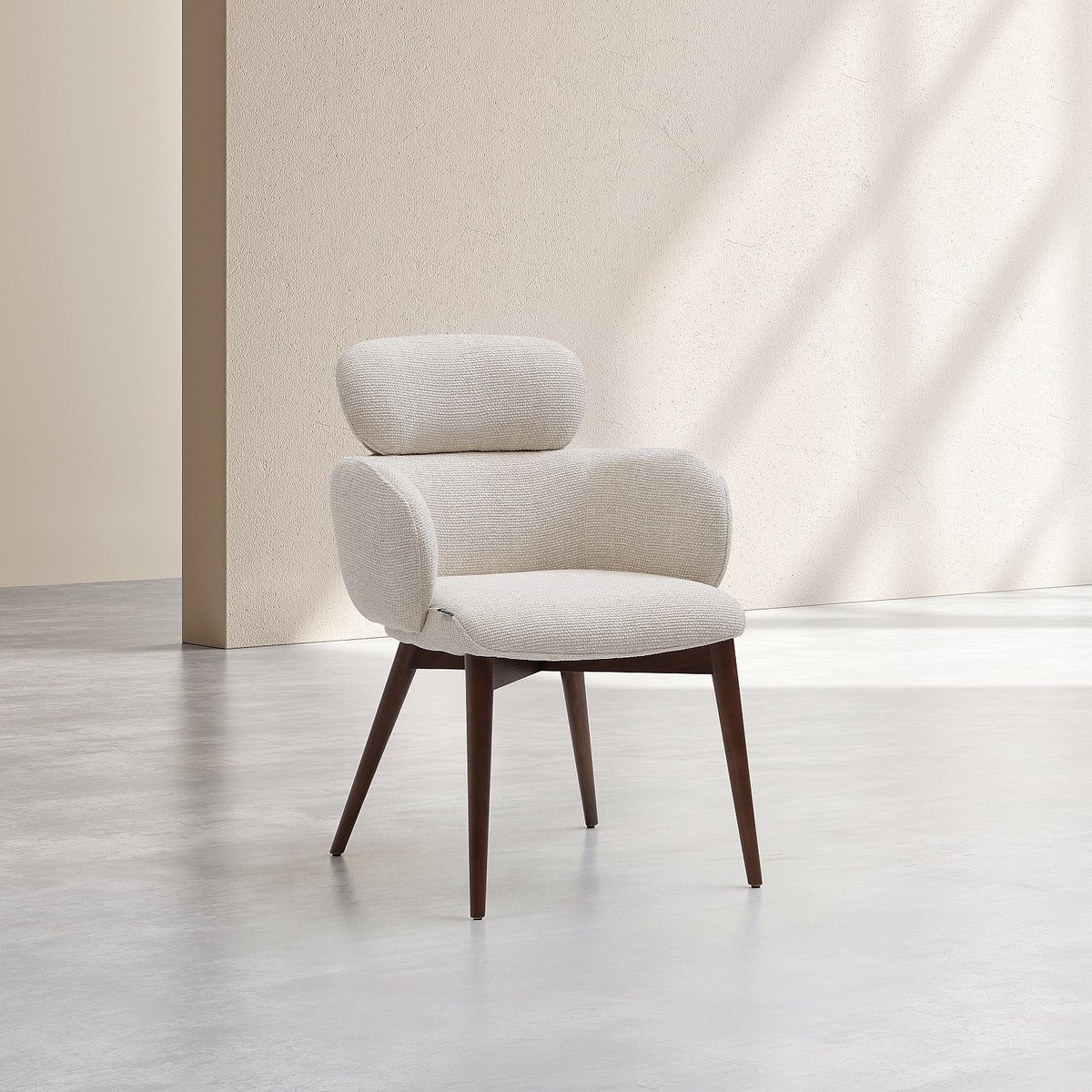 Lot de 2 chaises en tissu et bois massif couleur noyer avec accoudoirs FLORE beige, HABITAT