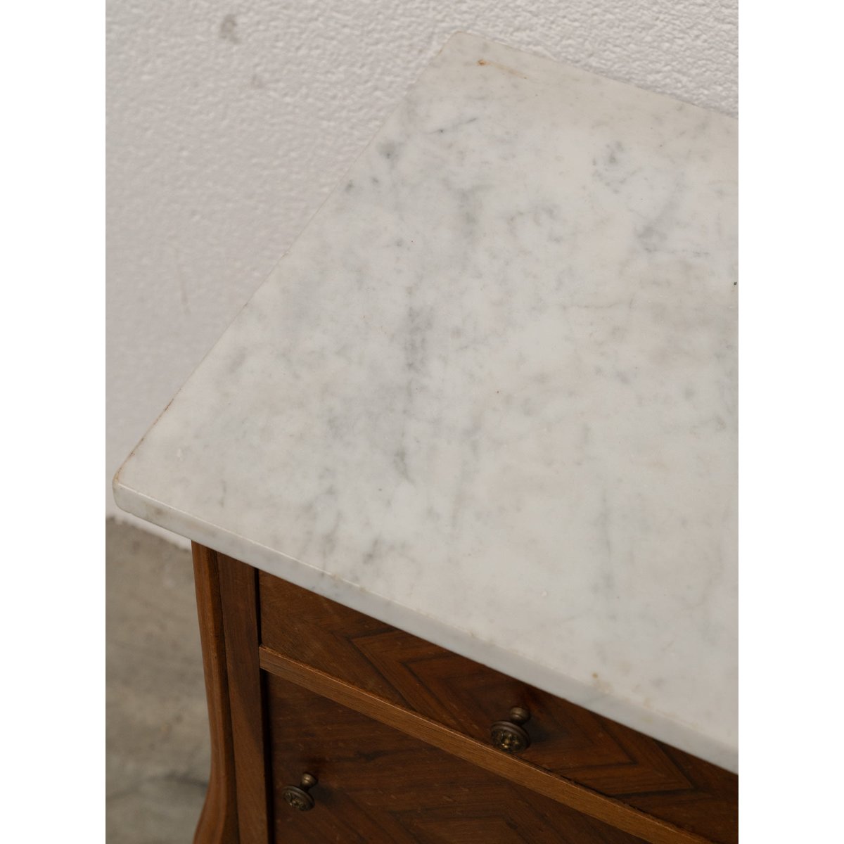Table de chevet en bois et marbre blanc Odile N°1613 - Bon état bois foncé, DEBONGOUT