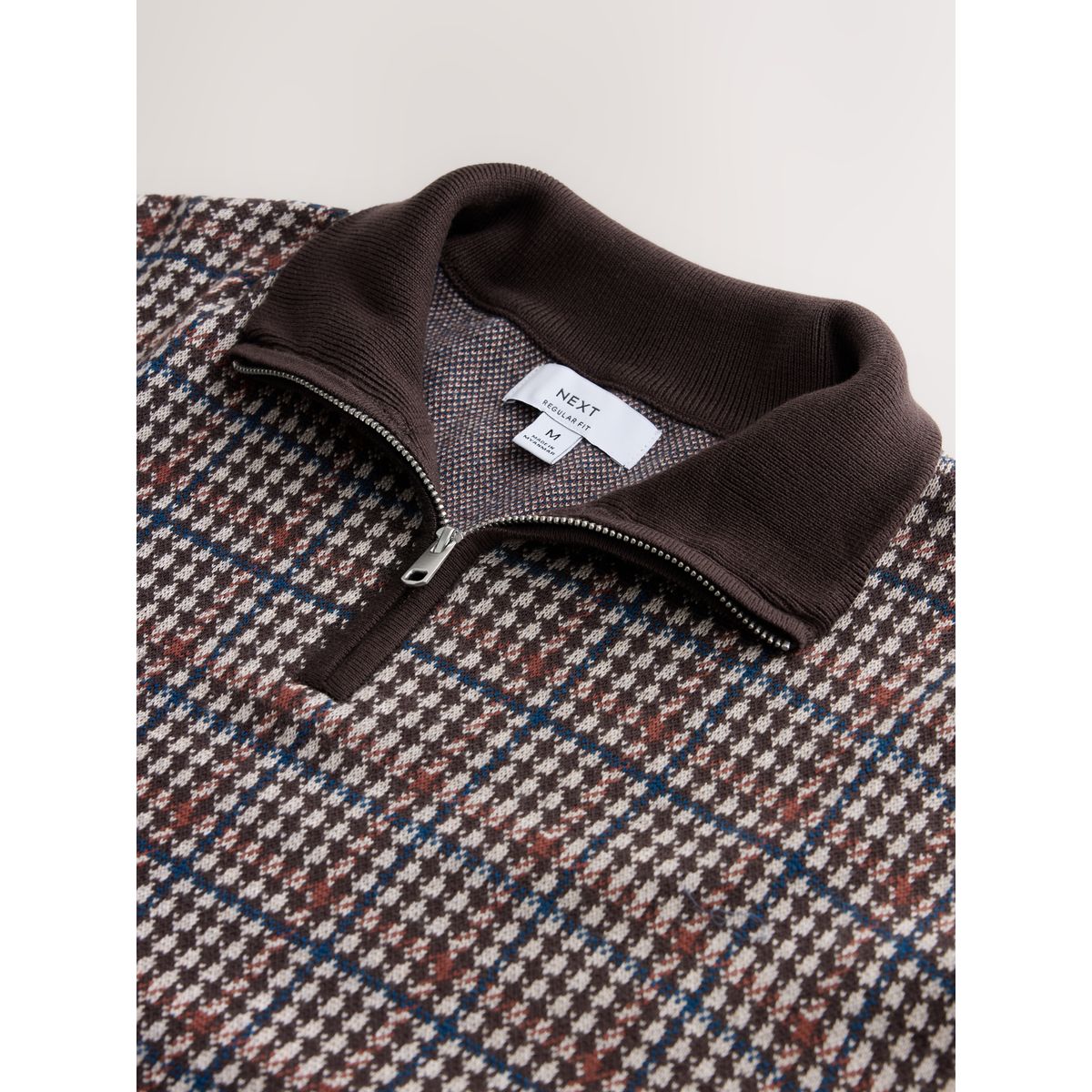Pull à col zippé et carreaux marron, NEXT