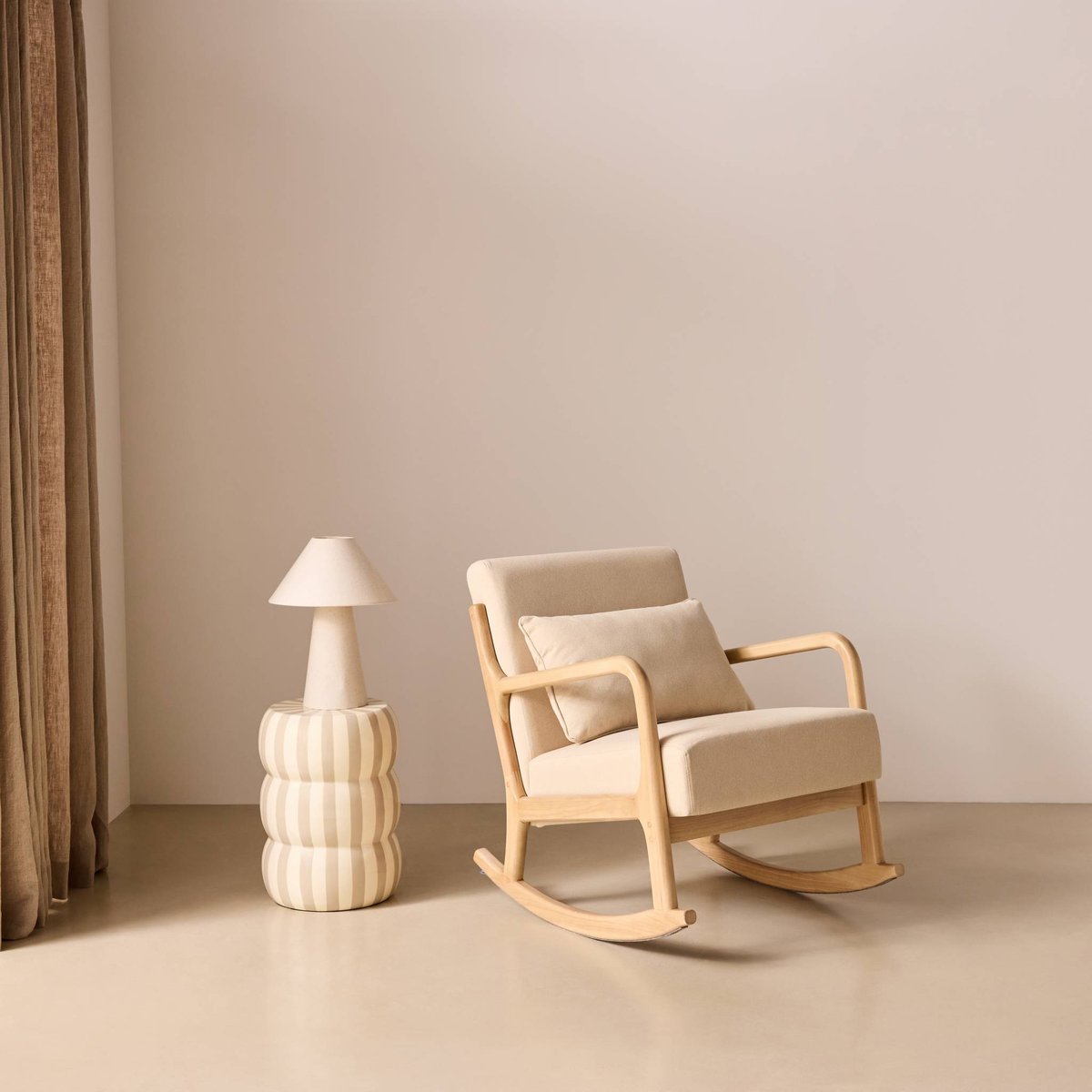 Rocking chair scandinave bois d'hévéa et tissu LORENS gris foncé, SWEEEK