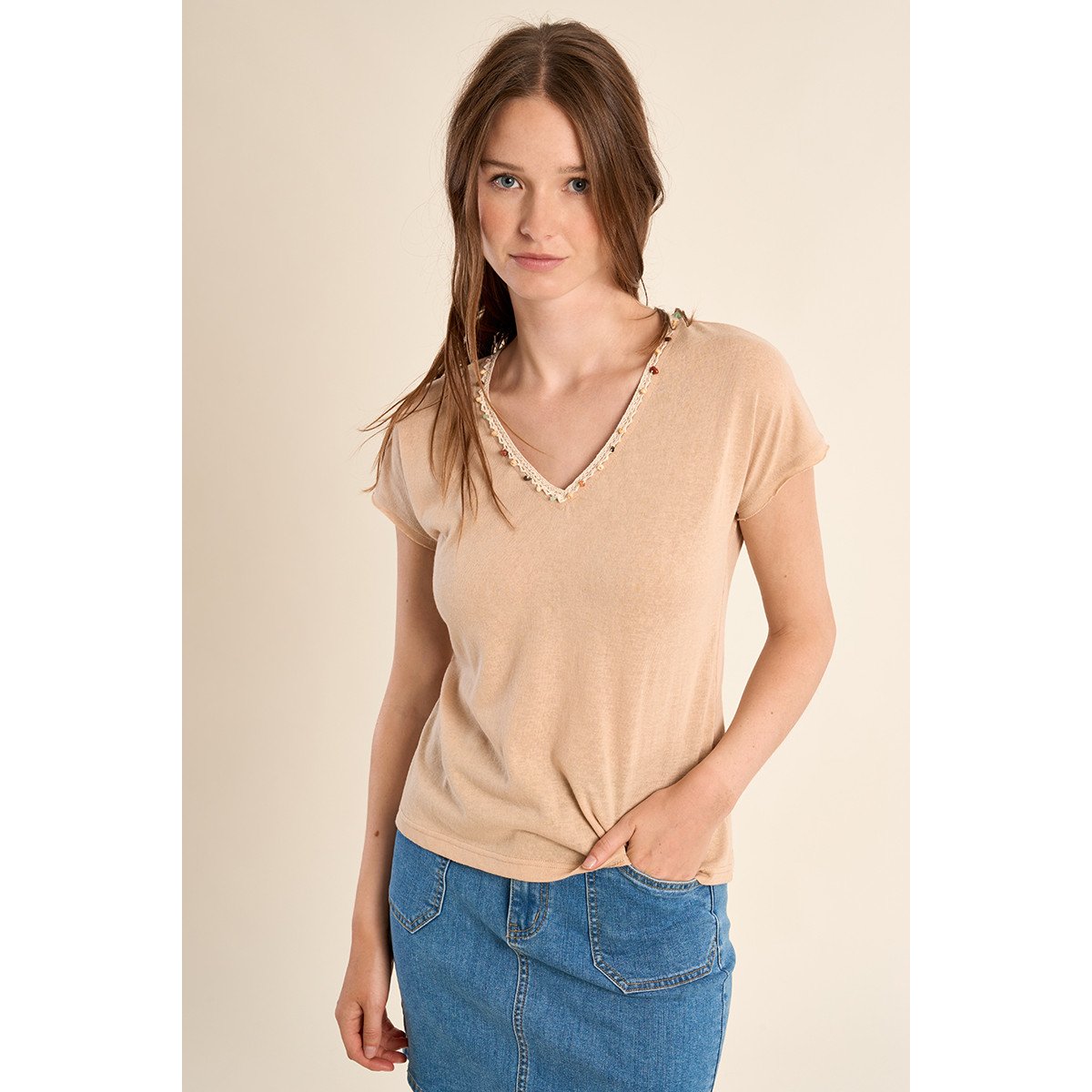 T-shirt col V, avec broderie et perles beige, MOLLY BRACKEN