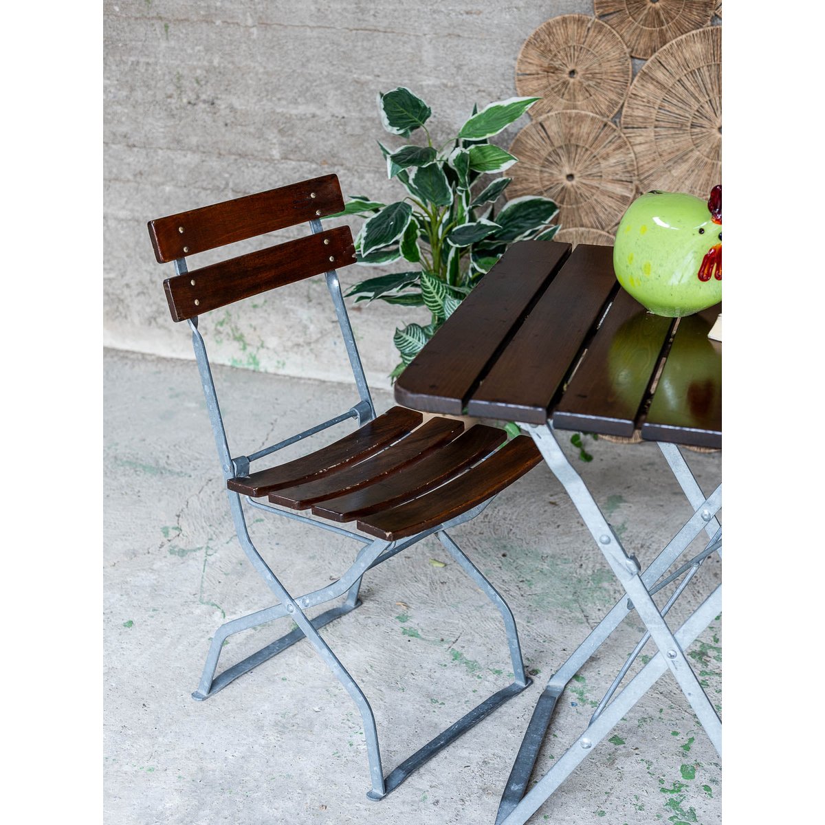 Ensemble de table et chaises pliantes d'extérieur Auguste N°21 - Bon état bois foncé, DEBONGOUT