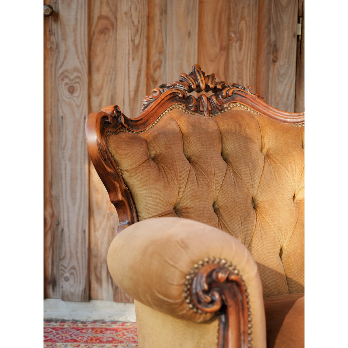 Fauteuil rococo au dossier capitonné Ernest N°1615 - Bon état ocre, DEBONGOUT