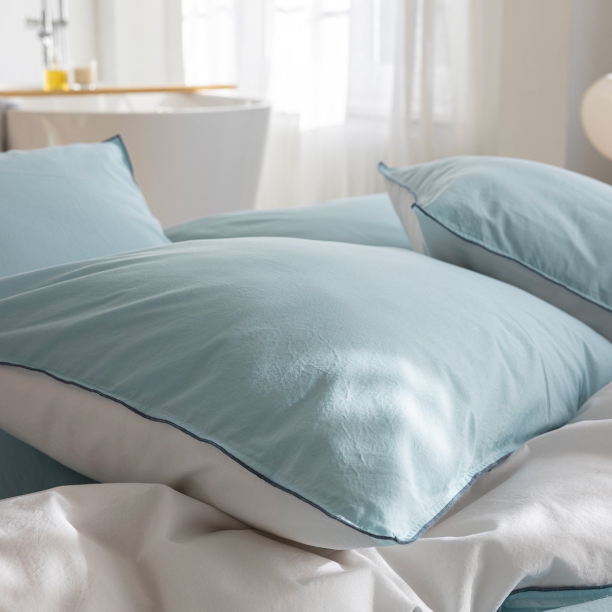 Taie d'oreiller bicolore en percale de coton lavé, DOUCEUR LAVÉE blanc / bleu nordique, BLANC CERISE