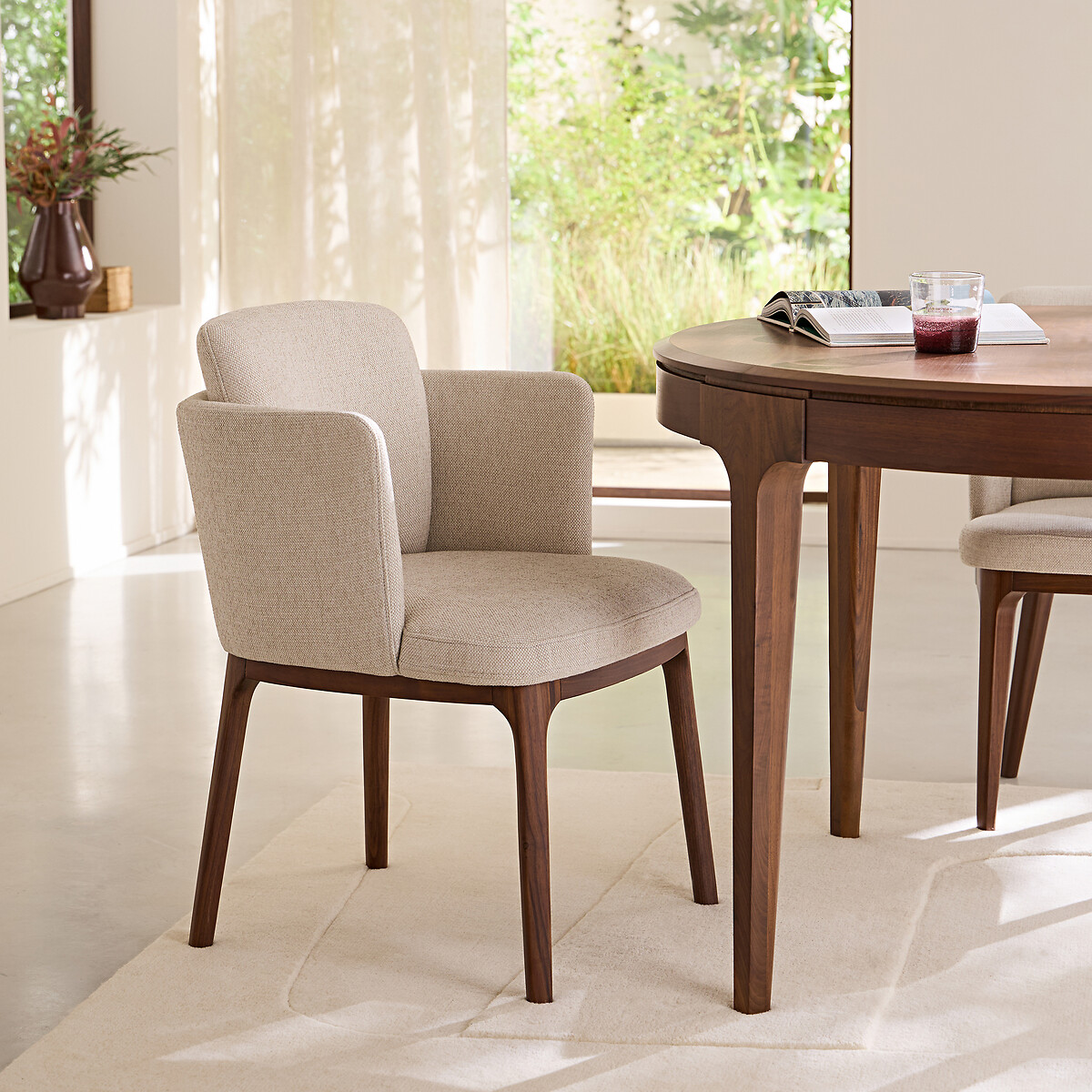 Tafel fauteuil met walnoten poten en Jabote gevlochten stof touwkleur, AM.PM
