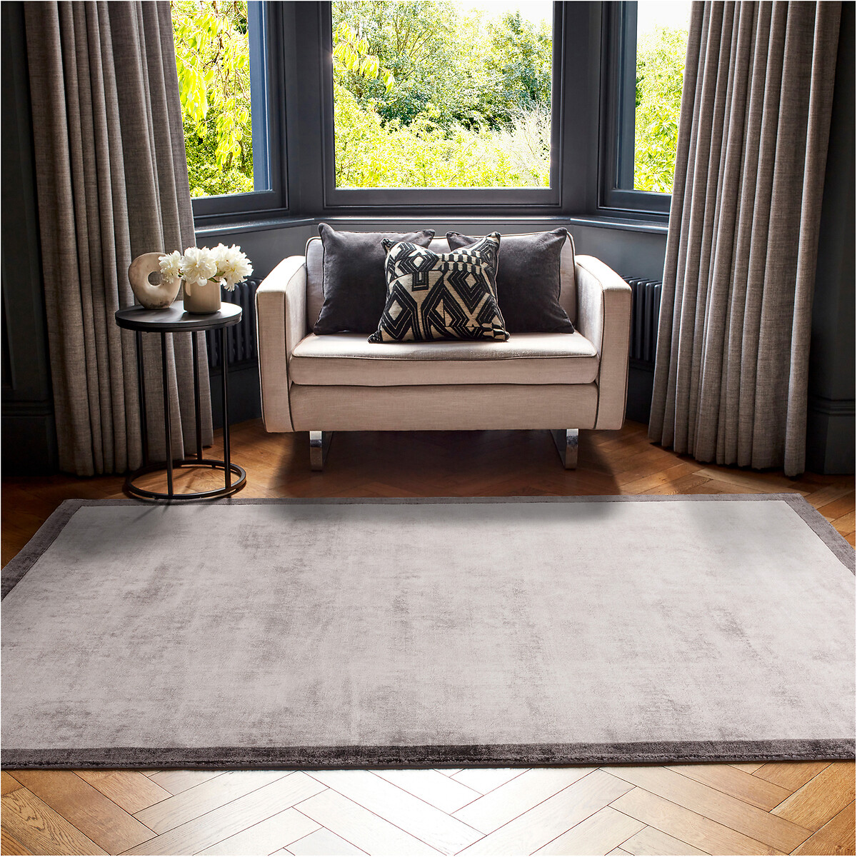 Distressed Hand Woven Viscose Border Rug silver-coloured, SO'HOME