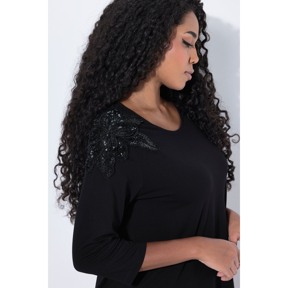 T-shirt avec fleurs en paillettes sequins noir, ULLA POPKEN