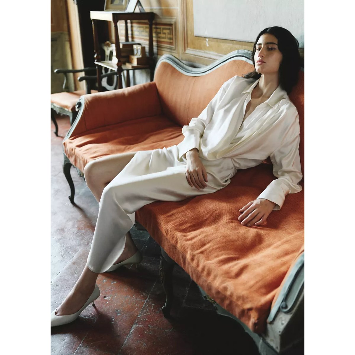 Robe satinée asymétrique blanc cassé, MANGO