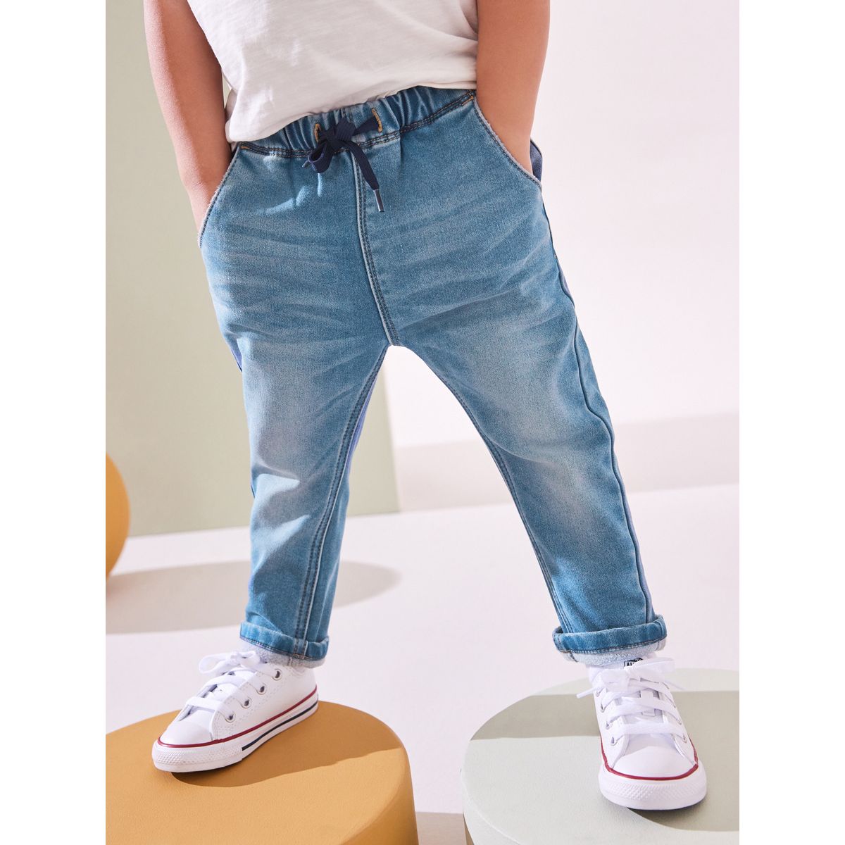 Jean super doux à enfiler enrichi de stretch denim moyennement délavé, NEXT