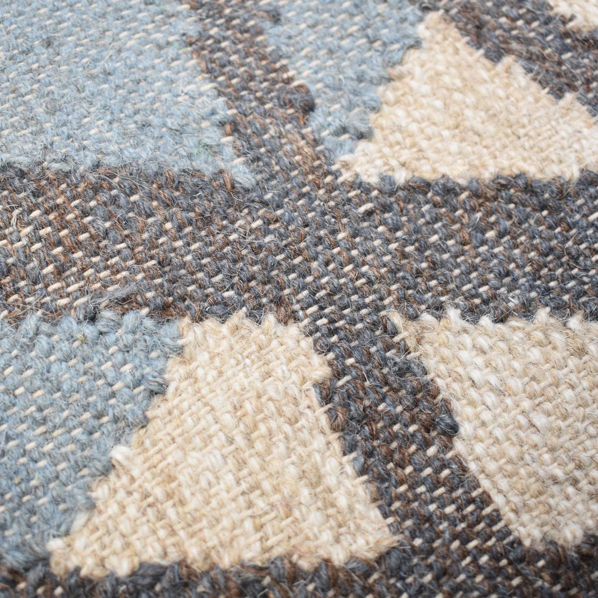 Tapis kilim BLANBLEU, fait à la main en laine motif géométrique blanc, bleu, UN AMOUR DE TAPIS