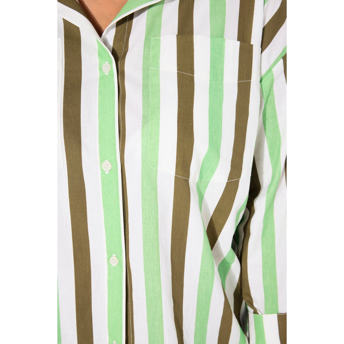 Chemisier oversize. Manches longues et motif olive foncé, STUDIO UNTOLD