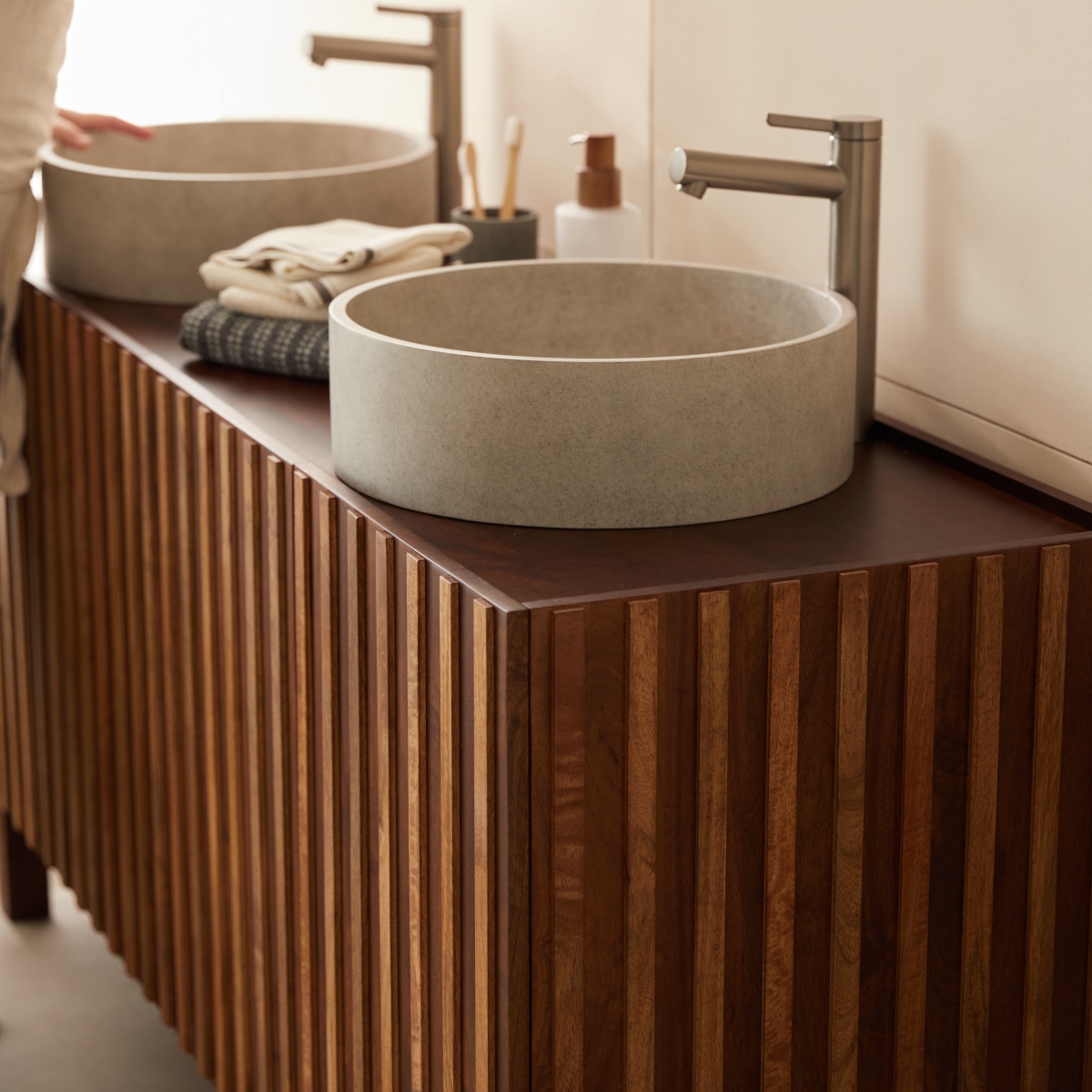 Meuble Salle De Bain en Manguier massif, MILO marron foncé, TIKAMOON