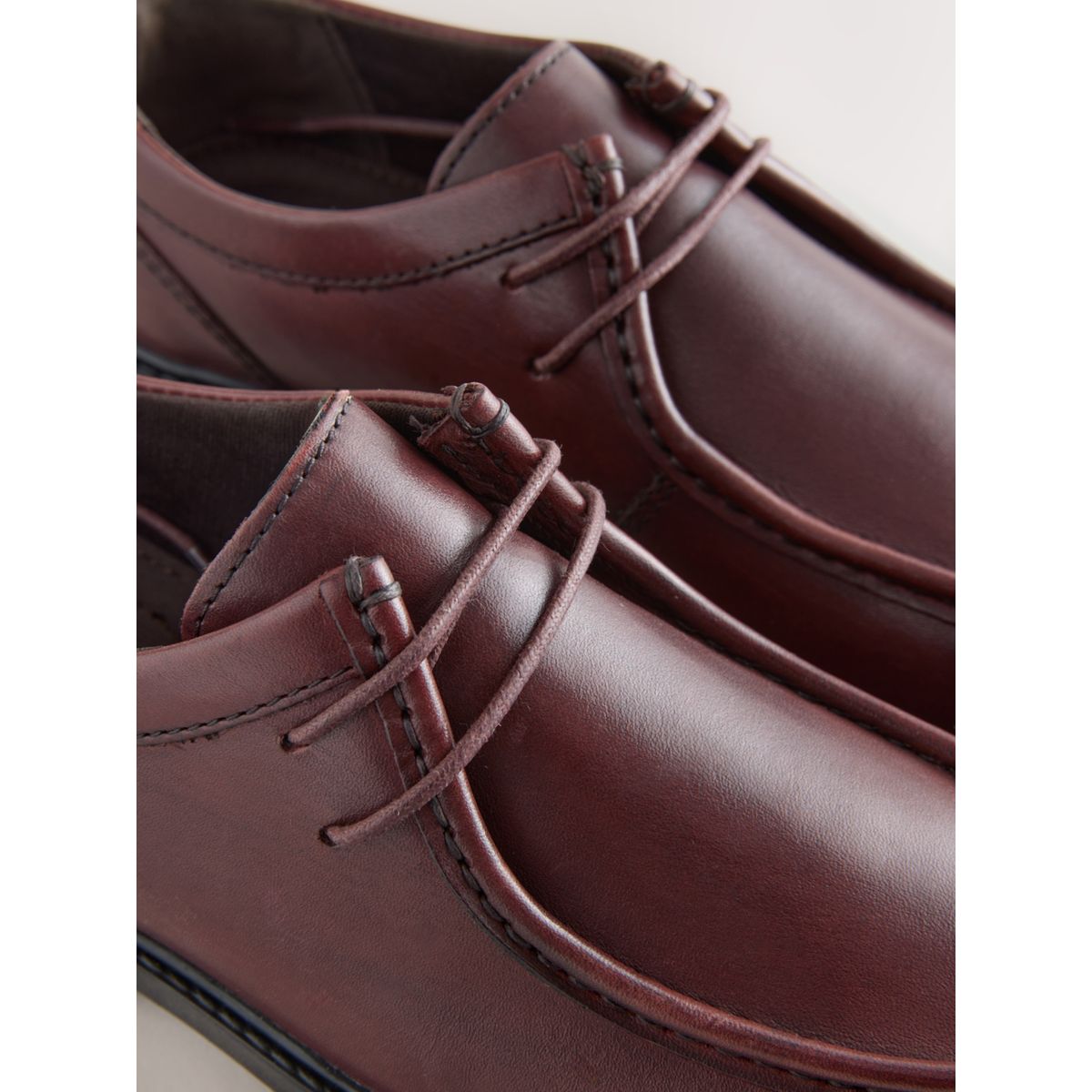 Chaussures à lacets avec plastron en cuir rouge bordeaux, NEXT