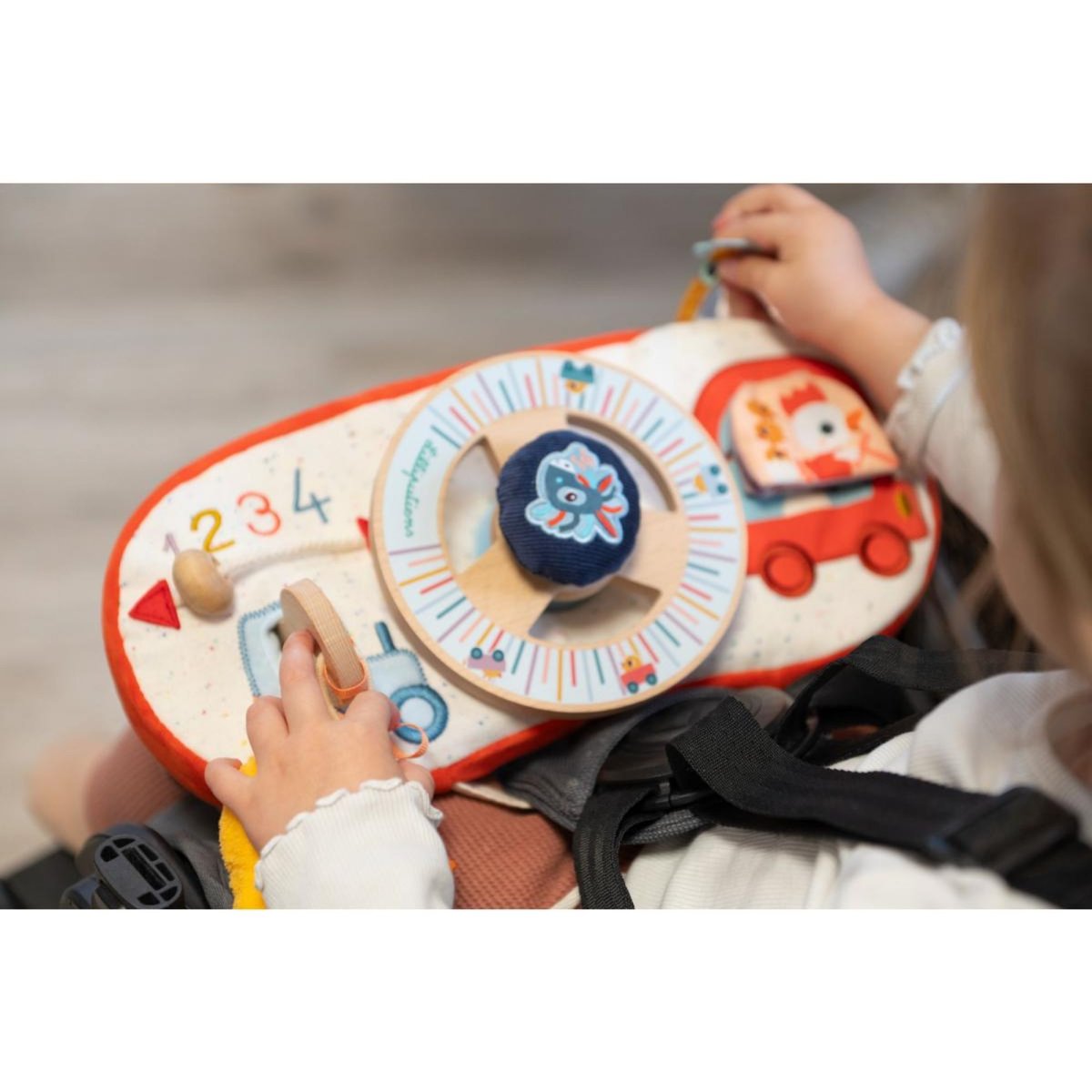 Panneau d'activités Ferme en voiture multicolore, LILLIPUTIENS