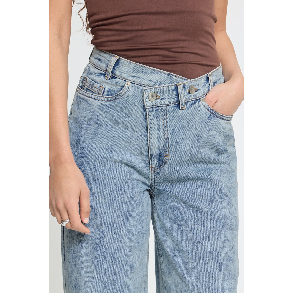 Jean jambes larges, coupe droite, taille asymétrique bleu denim light blue stonewashed, ICHI