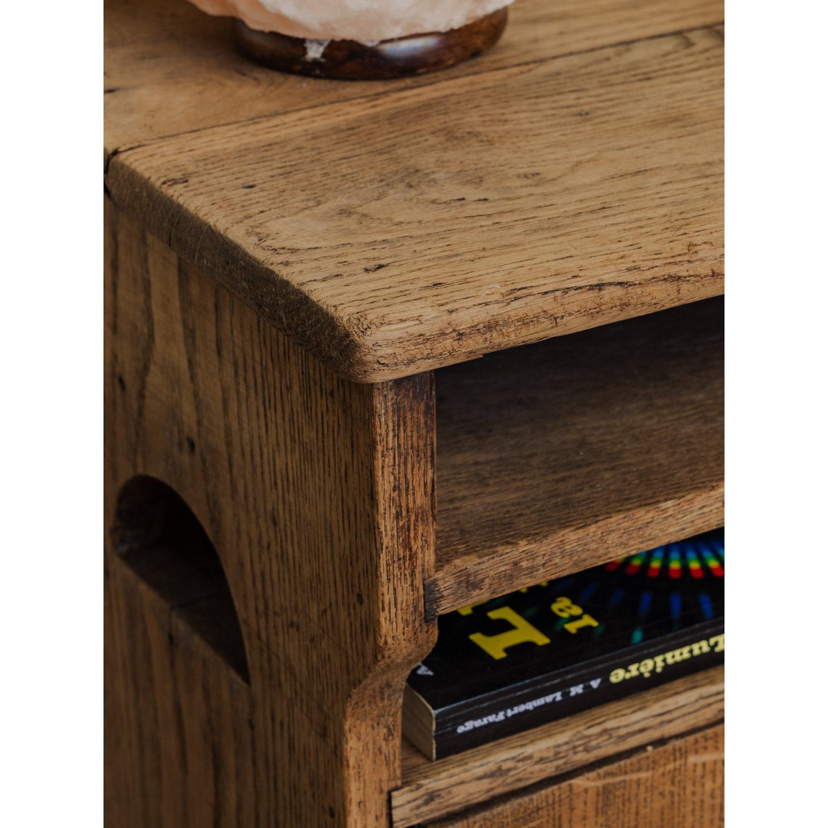 Table de chevet en bois Odile N°1439 - Bon état bois foncé, DEBONGOUT