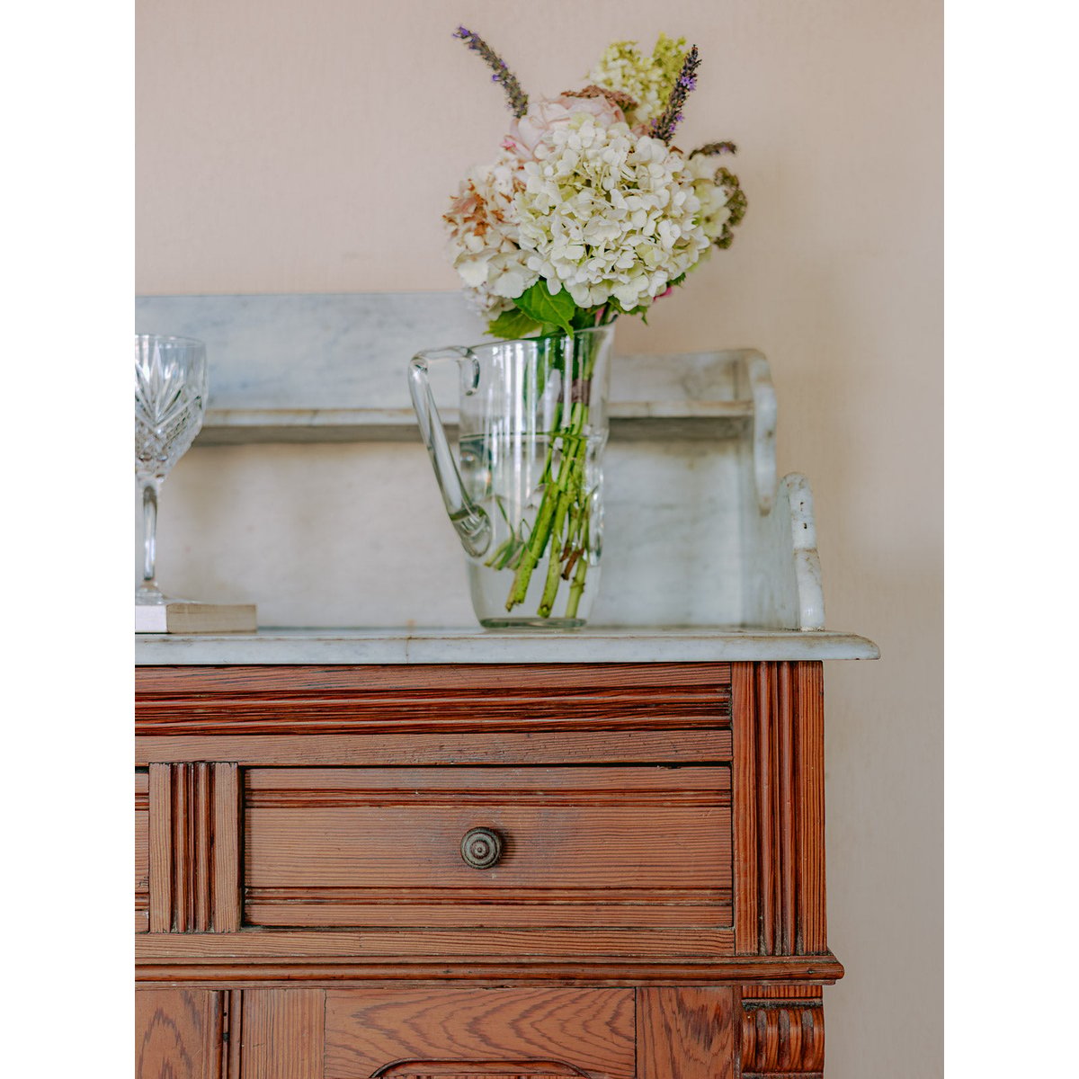 Buffet de rangement avec compartiment en marbre blanc Gilbert N°1714 - Bon état bois foncé, DEBONGOUT