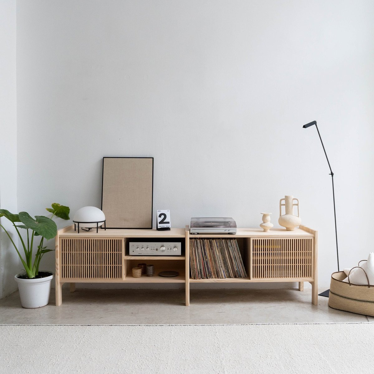 Meuble TV en pin massif verni MENDIA MOYEN bois clair, NAAN FURNITURE