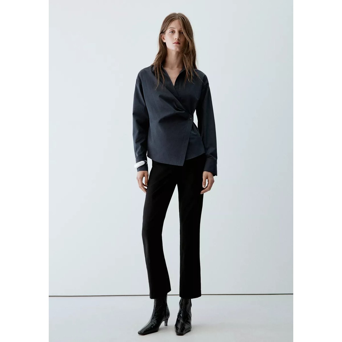 Blouse croisée en coton bleu marine, MANGO