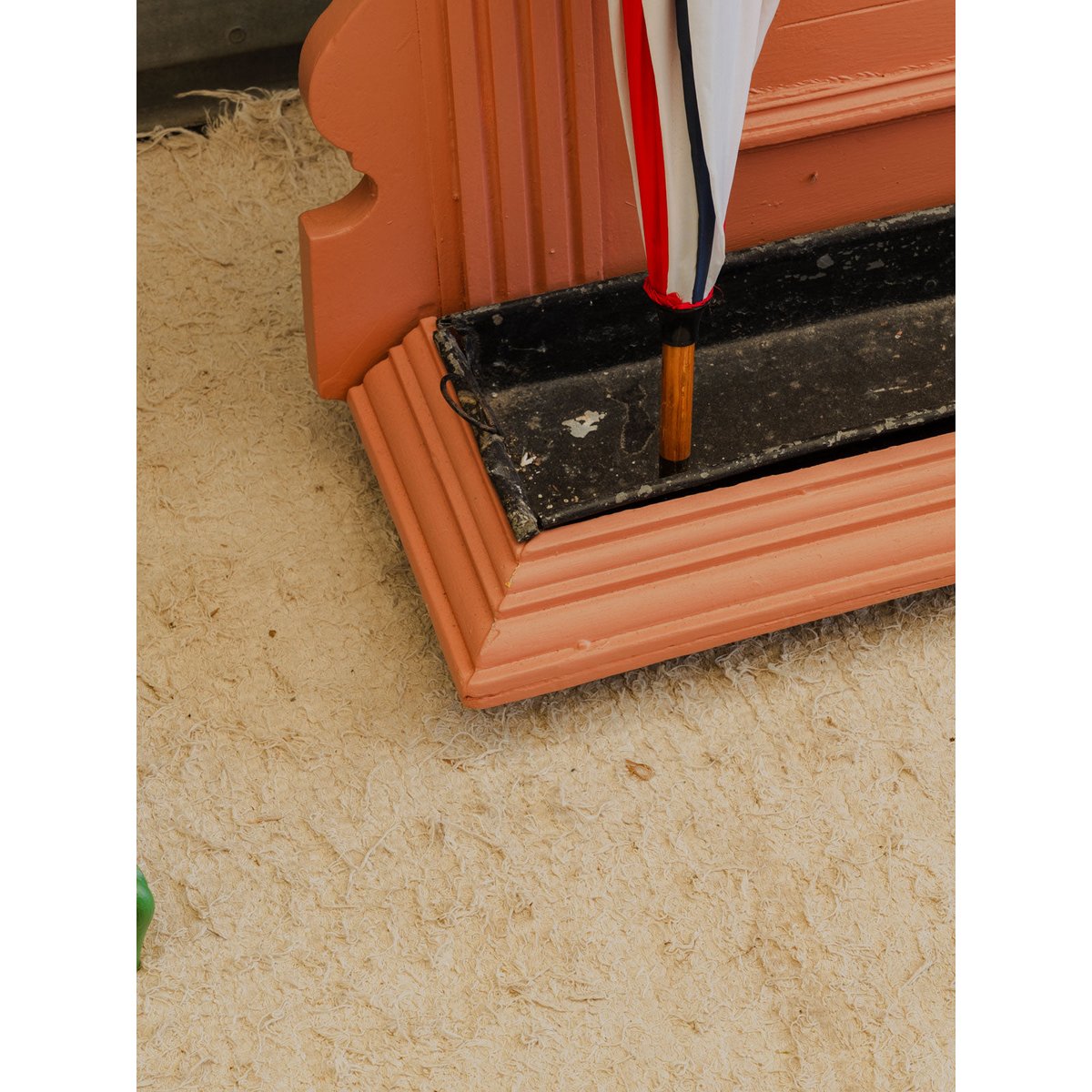 Porte-manteau vestiaire en bois saumon Max N°490 - Bon état rose, DEBONGOUT