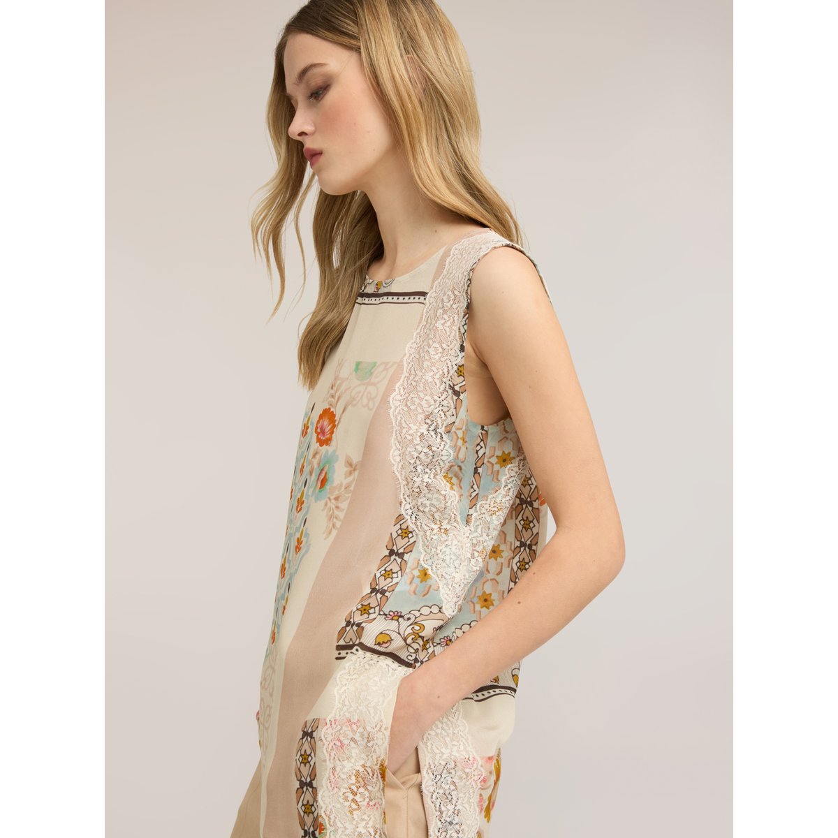 Top asymétrique en satin imprimé beige, MOTIVI