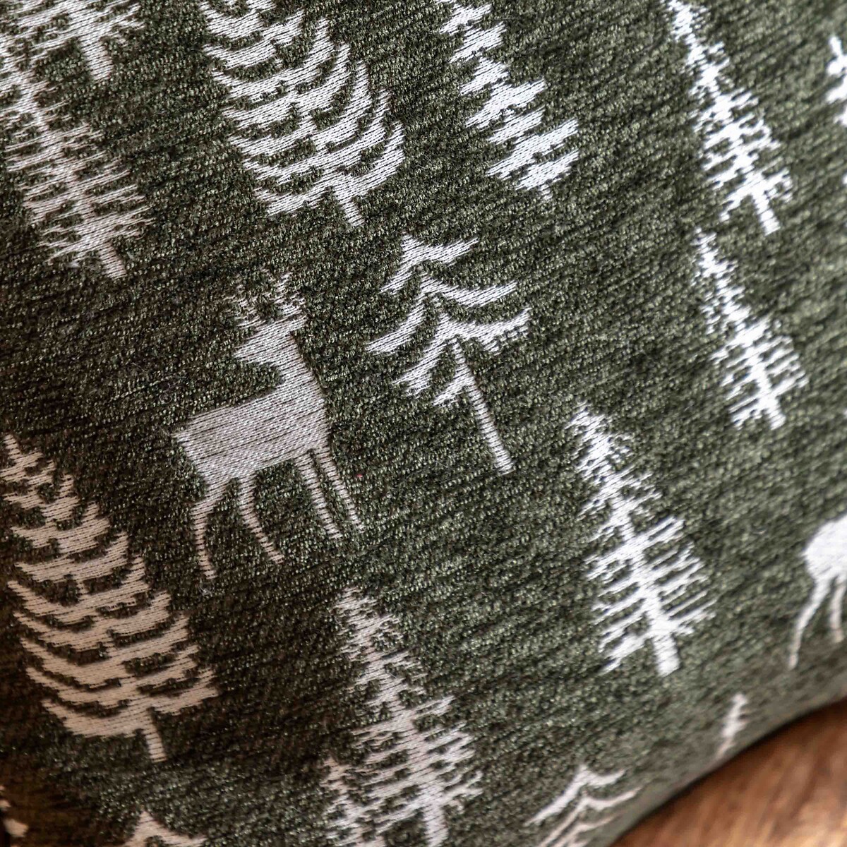 Woodland Stag Chenille Cushion green, ÉDITÉ
