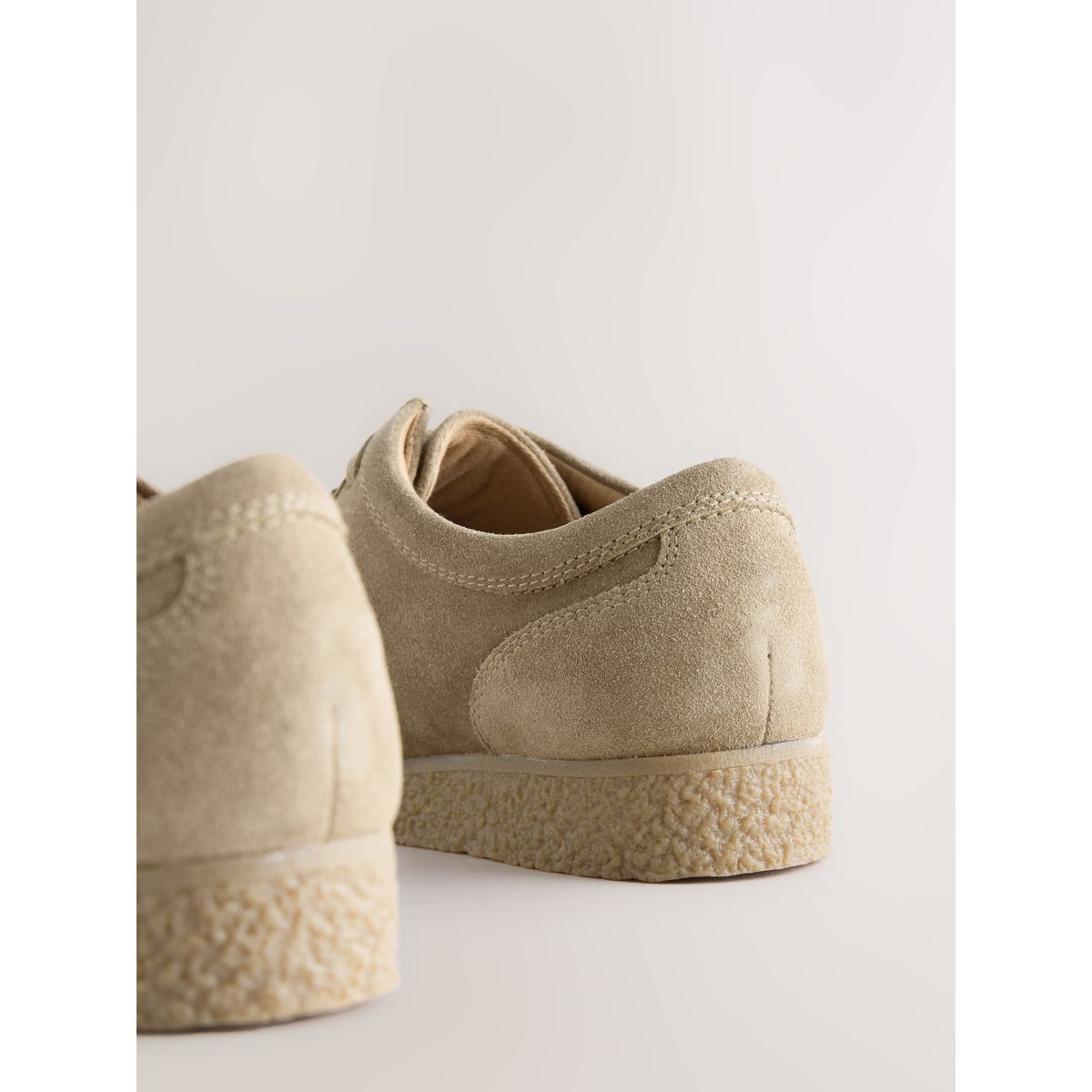 Chaussures en daim avec plastron grège, NEXT