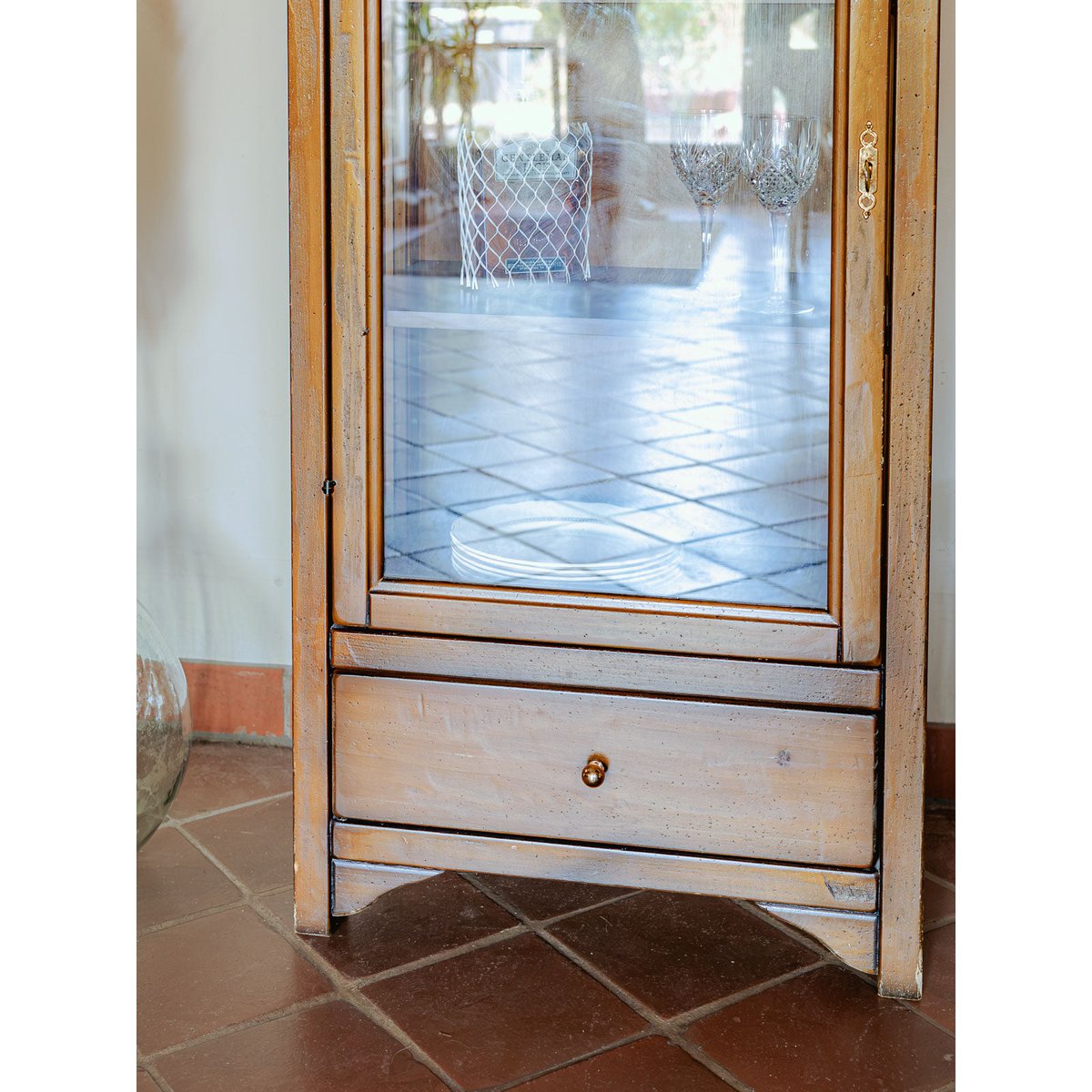 Vitrine en merisier patiné Victoria N°1295 - Bon état bois clair, DEBONGOUT