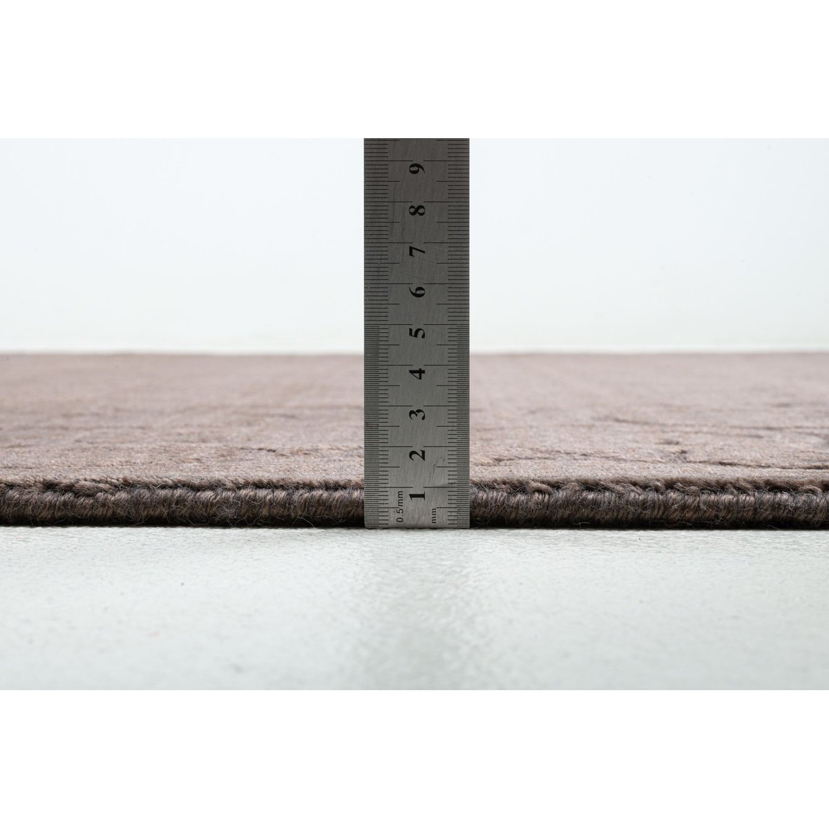Tapis tissé main en viscose et laine vierge marron, THEKO