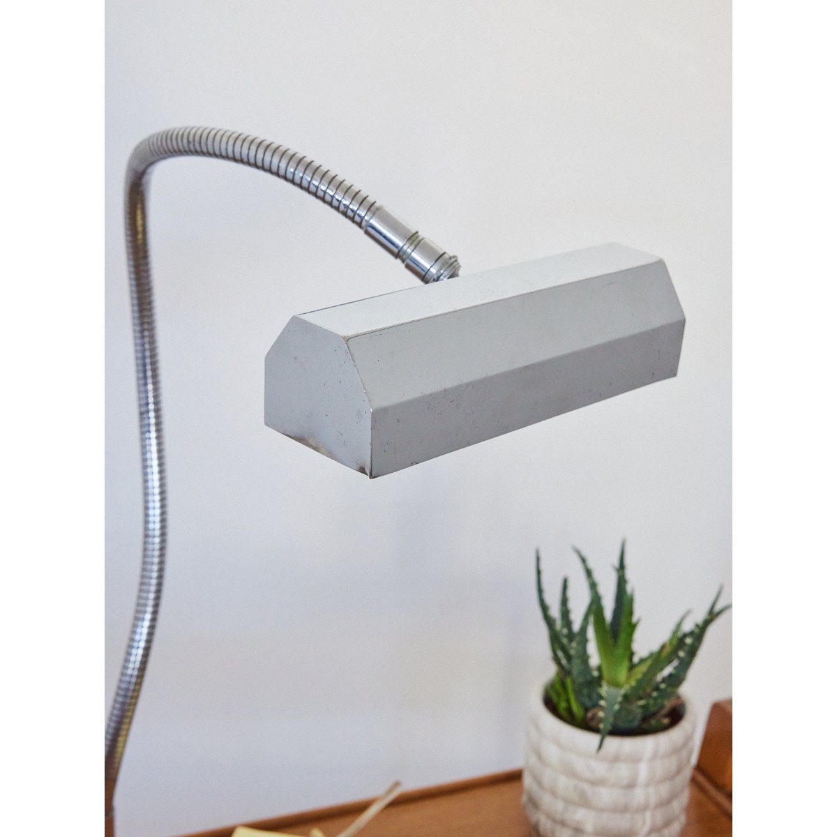 Lampe à poser en chrome Julia N°942 - Bon état gris, DEBONGOUT