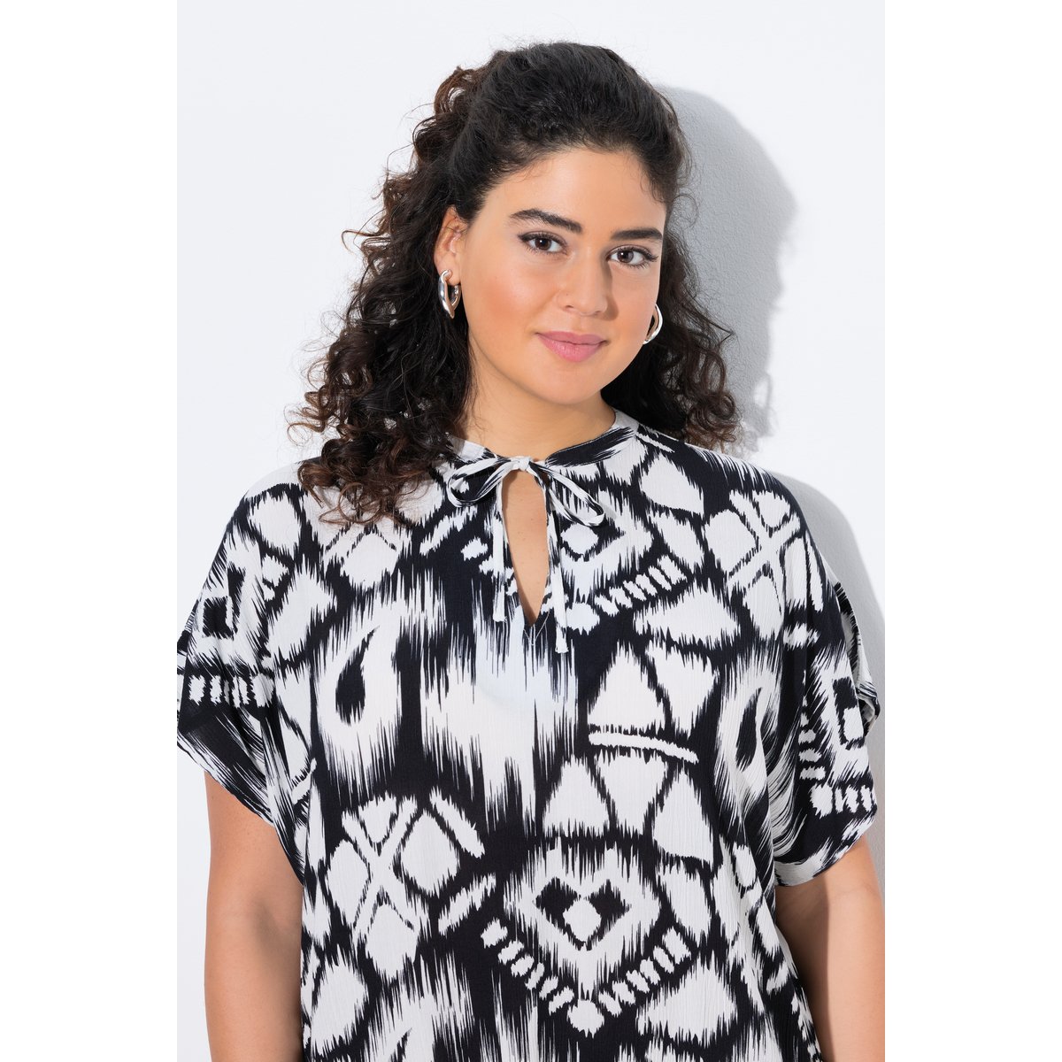 Robe oversize à col tunisien et noir, ULLA POPKEN
