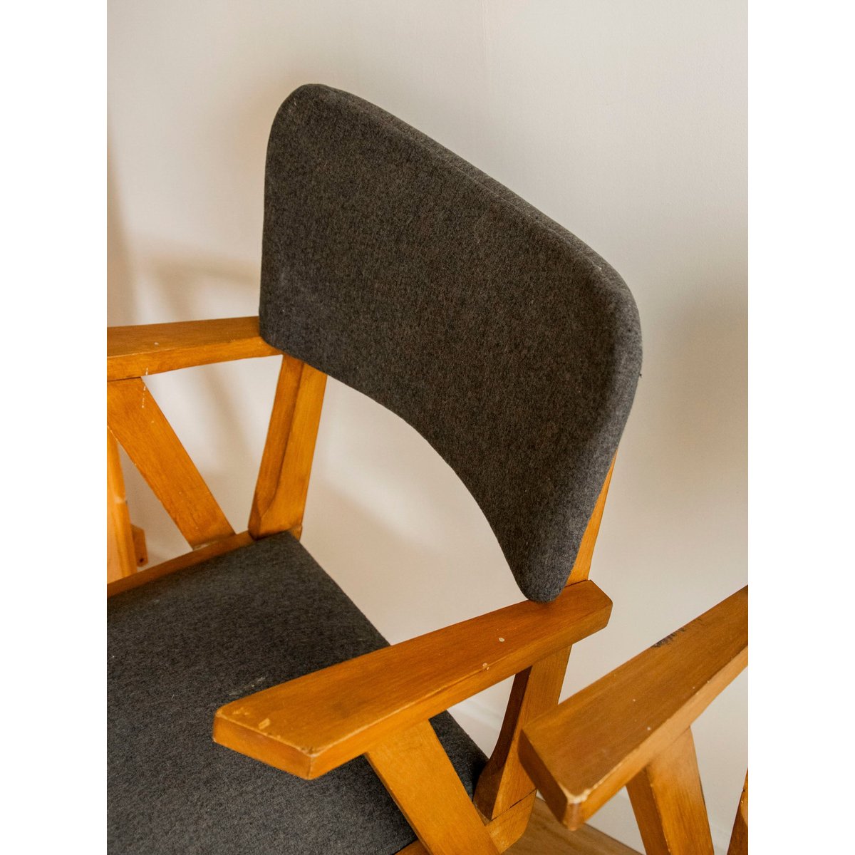 Paire de chaises à accoudoirs Claude N°1564 - Bon état bois clair, DEBONGOUT