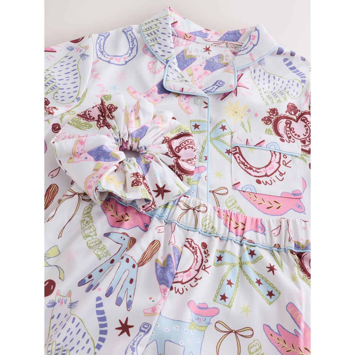 Pyjama boutonné en satin à motif capybara imprimé blanc/rose, NEXT