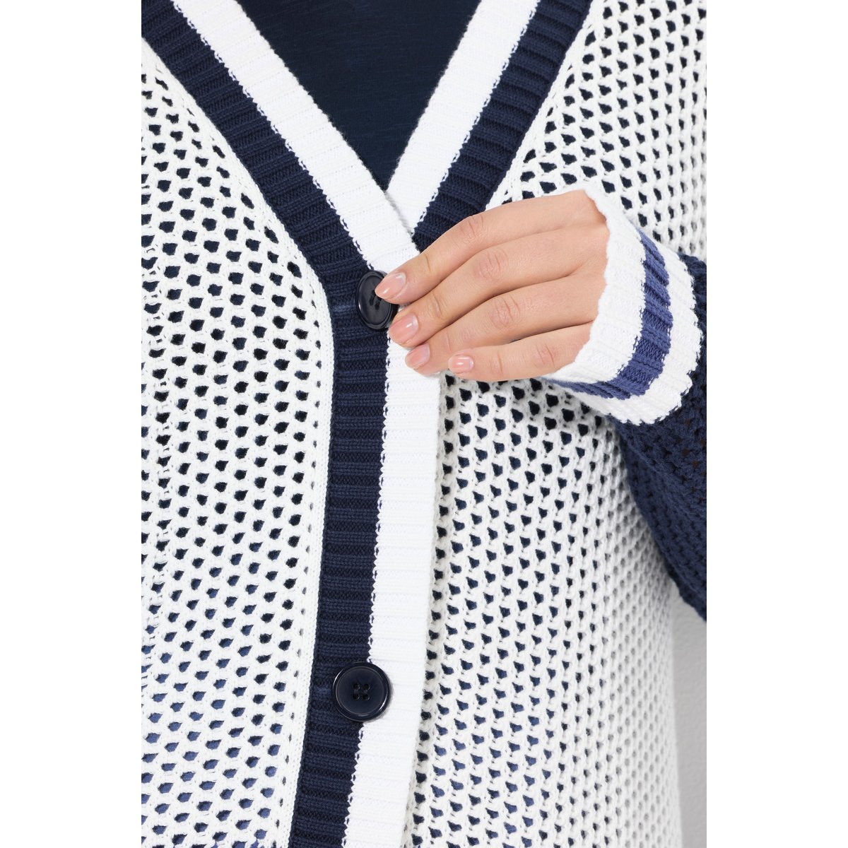 Cardigan long à rayures. Encolure blanc cassé, ULLA POPKEN
