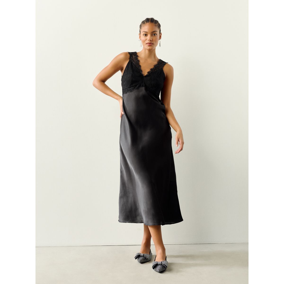 Robe mi-longue en satin à col v dentelle noir, NEXT