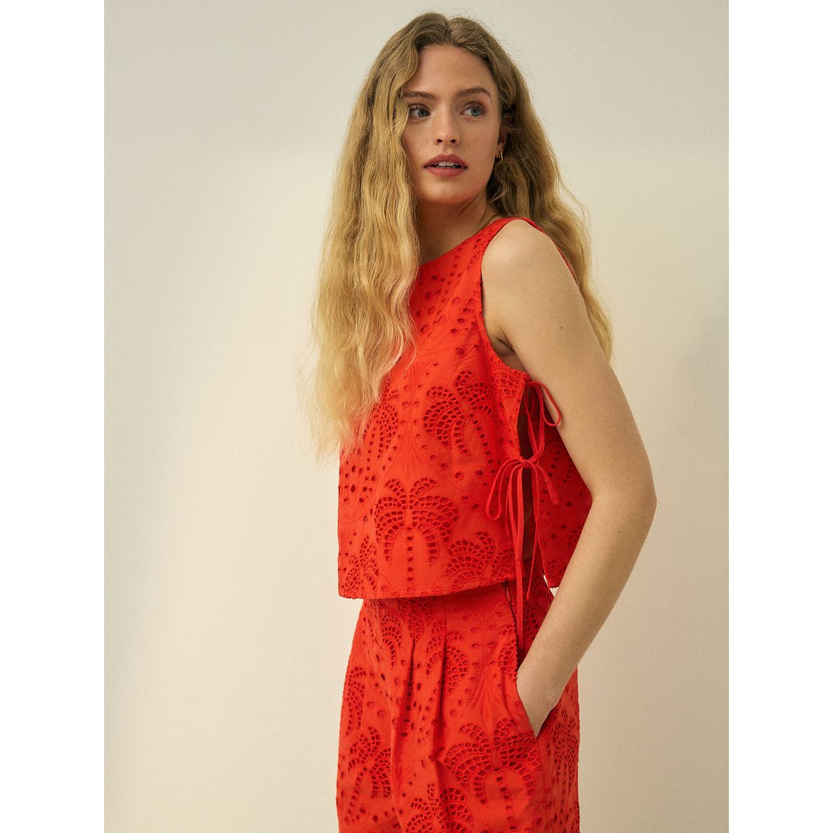 Haut à nouer en coton avec broderie anglaise rouge, NEXT